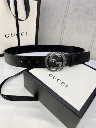 gucci互扣式双G带、五金厚度6.0Cm扣腰带，采用热压印技术的Gucci Signature皮革精制而成，触感厚实，印花图案清晰分明。