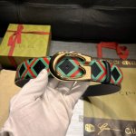 特 古奇，宽4.0Cm， 新款 经典双g标识是gucci系列产品的标志性象征，这一设计元素与富有趣味感的十字交叉印花匠心呈现在这款黑色皮革腰带上。红绿配色呈现品