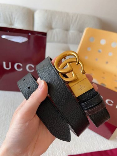 Gucci.古驰 DDD 全套包装 女款腰带 这款双面腰带采用双面色效果，配饰继续引领Gucci全新系列的潮流，以独具匠心的丰富细节和实用功能演绎出众品质；具有