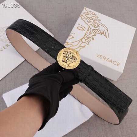 特 宽度4.0Cm 范思哲 此款腰带饰有标志性的versace美杜莎头像扣，彰显品牌格调。是一款精美的衣橱必备单品。 - 点击图像关闭