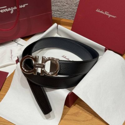 Sf双面可调式Gancini皮带 删繁就简，这款皮带造型简约，是现代时髦风格的典范，皮带由锤纹牛皮革制成，采用双面设计，演绎两种造型风格。钌灰色Gancini扣