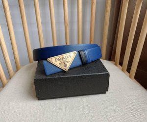Prada 普拉达 专柜最新款 这款搭扣式腰带出自多功能的组合式配饰系列 可随心搭配 三角形徽标藉由普世的简约廓形彰显别具一格的特色和现代感 呈现精致质感 宽: