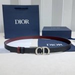 Christian Dior 迪奥 DDD 30 Montaigne 双面腰带 DDD 采用手掌纹搭配平纹双面头层牛皮精品纯铜扣头打造 柔软细腻，裙装大衣必备、