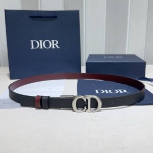 Christian Dior 迪奥 DDD 30 Montaigne 双面腰带 DDD 采用手掌纹搭配平纹双面头层牛皮精品纯铜扣头打造 柔软细腻，裙装大衣必备、