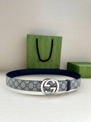 宽度3.8Cm Gucci 这款双面腰带巧妙融合Gg Supreme帆布与头层品牌纹理材质，演绎历久弥新的实用设计理念。富有辨识度的双G配件再现典藏搭配，诠释当