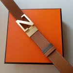 品牌:杰尼亚 价格:特 尺寸:带宽34Mm 正品尺寸 五金材质:专柜精品扣，真空电镀，工艺精细 带身材质:天然头层牛皮.质感十足，手感柔软。时尚个性，经典百搭！