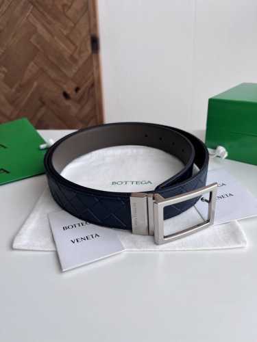 Bv 2025新款男士编织腰带 双面用 纯手工Intreccio大格子编织 双面意大利小牛皮搭配微复古银色可旋转方形扣 正面有标识 宽度35Mm 颜色: 深蓝色