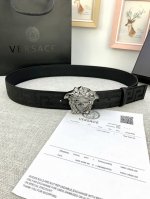 宽度：4.0Cm 范思哲 此款帆布回纹皮底 腰带饰有标志性的Versace美杜莎头像扣，彰显品牌格调。是一款精美的衣橱必备单品。