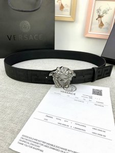 宽度：4.0Cm 范思哲 此款帆布回纹皮底 腰带饰有标志性的Versace美杜莎头像扣，彰显品牌格调。是一款精美的衣橱必备单品。
