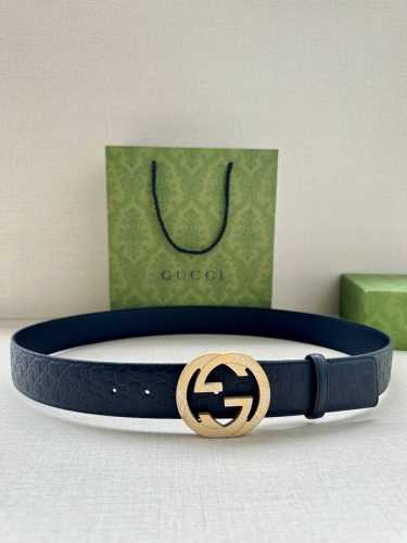 带宽3.8Cm Gucci 互扣式双g原单纹理钢扣腰带，采用热压印技术的gucci Signature皮革精制而成，触感厚实，印花图案清晰分明。