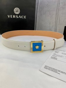 宽度4.0Cm Versaec 饭范思哲 此款时尚平纹腰带由柔软的小牛皮革制成，饰有立体美杜莎搭扣。
