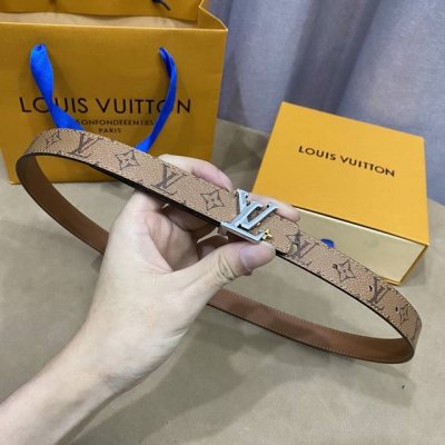 寬：20Mm 驢家新品 Ss22特別限定女士腰帶 寬度2Cm 訂製經典料襯托柔軟小牛皮底 全新開模標誌性搭扣 多色選
