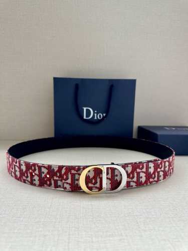 宽度3.5Cm 这款腰带扣是 Dior 新款单品，延续经典设计，饰以 Cd Icon 标志。光金和白色金属覆层形成鲜明的对比。可与各式 35 毫米腰带搭配，提升