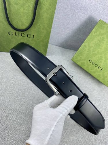 宽度4.0Cm Gucci 互扣式双g带原单钢扣，源自品牌现代风格典藏设计，对品牌的精巧致敬，于1950年代由gucci引入，诠释出其精致的马术风格。