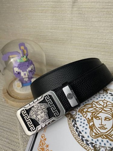 品名：Versace.范思哲 材质：原单牛皮腰带 百分百头层牛皮腰带保证真皮，24K纯钢扣，专柜原单品质、做工精细，时尚大牌，送人自用首选 包装： 请认准如图专