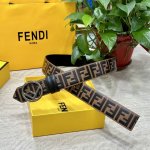 Fendl 芬迪 专柜同款 宽40Mm 标志造型宽皮带。钉扣式带扣。棕色小牛皮制成。印有浮雕手绘黑色与棕色 Ff 图案。镀金表面金属制品，品质保证。