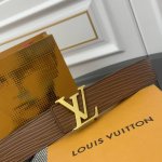 本款 Lv Initiales 宽度4.0Cm 双面腰带拥有Xl Epi皮革的较大粒面纹理，以移印工艺描绘路易威登标识，翻转即现Monogram压纹图案，搭配抛
