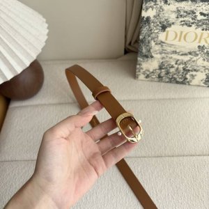 Dior新款腰带采用光滑牛皮材质精心制作，搭配富有光泽的金色饰面金属腰带扣，彰显优雅线条，并镌刻以Cd标志，点缀以两颗白色珍珠装饰。经典优雅，可与牛仔裤、半身裙
