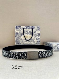 dior 这款 35 毫米双面腰带结合典雅气质与摩登风范。双面设计，一面采用Oblique 印花帆布，另一面则采用同色调粒面牛皮。长度可调节，可搭配各式 35