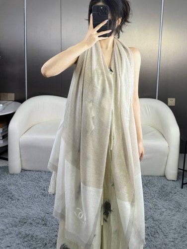 香奈儿 年最新色系。 真的非常高端低调奢华，非常精致唯美的设计，如珍珠般典雅气质来自女人们都会爱的香奶奶又是美出了天际啊自带高级气场 带有斜纹肌理的纹路，纱线的