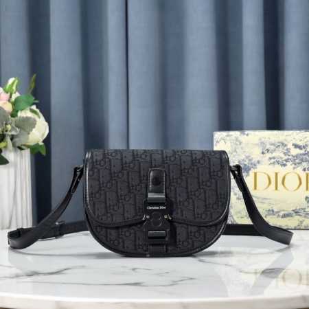 配盒子 。 专柜正品有售 顶级原版质量 Dior男女通用斜挎包，原厂出品，必定精品重金打版复刻原版头层纳帕小牛皮复刻专柜独家布料皮质柔软定制专柜原版五金完美工艺 - 点击图像关闭