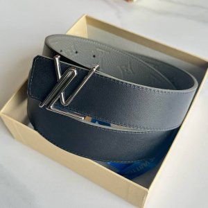 原版包裝 DDD L0Uis Vuitt0N 專櫃最新升級版本 寬度40Mm 原廠荔枝紋面壓刻有花型圖案效果 進口柔軟小牛皮底 搭配新型字母搭扣 百搭易襯！ D