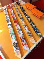 Phms2236 爱马仕 新型大剧院 丝带 以野生動物作為畫面的主角，包括來自異域的動植物、熱門行業、歷史事件、寓言和傳說，以及謎語等。展現令人讚嘆的巧思。幾何