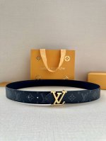 3.4宽 Lv Trunk 双面腰带以粒面皮革塑造摩登设计，可为商务或休闲造型注入典雅魅力。铭纹 S-Lock 搭扣援引品牌经典行李箱元素 皮革 金属件