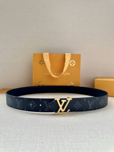 3.4宽 Lv Trunk 双面腰带以粒面皮革塑造摩登设计，可为商务或休闲造型注入典雅魅力。铭纹 S-Lock 搭扣援引品牌经典行李箱元素 皮革 金属件