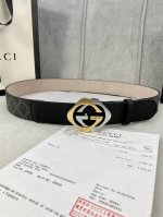 宽度4.0Cm Gucci 这款腰带在早秋系列中惊艳亮相，采用以标志性米色乌木色组合呈现的品牌双G字母交织图案，与黑色皮革材质相得益彰。双G菱形砂扣采用做旧效果