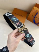 特 Lv 4.0宽 Shape 双面腰带为 Lv Shape 搭扣赋予摩登雾面观感，无论搭配异彩纷呈的 Lv Graffiti 帆布或沉稳牛皮革，均可表明个性态