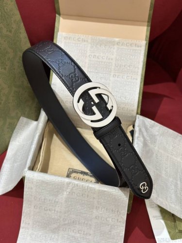 特 Gucci Signature皮革腰带一侧为Gucci Signature皮革，反面一侧为单色皮革。配以互扣式双G带扣，带身尾部装饰有小双G五金 3.8厘米