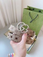 古奇 品牌最具代表性的图案在最新系列中被描绘成永恒而不断演变的符号。标志性的金色色调double G以其鲜明的触感定义了这款配饰。 米色和乌木origi