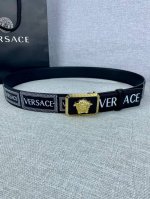 宽度4.0Cm Versace 范思哲 此款palazzo腰带采用牛皮革面料制作 并饰有Le pop Classique图案印花和标志性的美杜莎五金配件