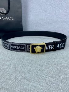 宽度4.0Cm Versace 范思哲 此款palazzo腰带采用牛皮革面料制作 并饰有Le pop Classique图案印花和标志性的美杜莎五金配件