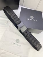 宽度4.0Cm Versaec 范思哲 此款鹿皮时尚腰带由柔软的小牛皮革制成，饰有立体美杜莎原单钢扣 五金采用真空电镀 。