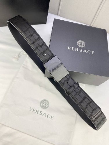 宽度4.0Cm Versaec 范思哲 此款鹿皮时尚腰带由柔软的小牛皮革制成，饰有立体美杜莎原单钢扣 五金采用真空电镀 。
