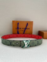 特 Louis Vuittonlv路易威登绿色徽标印花双面腰带双面腰带令 一展艺术气息。Lv Pyramide 抛光金属搭扣再添品牌底蕴。