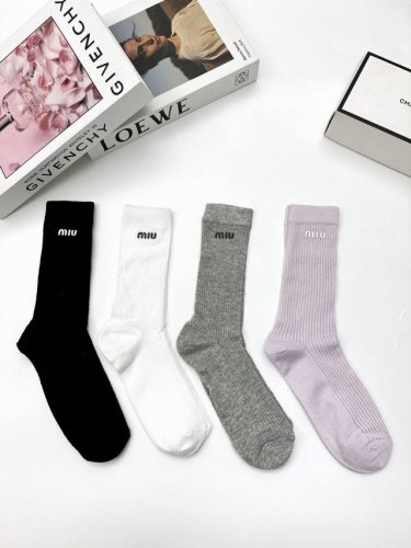爆款回货 配包装 一盒4 双 缪缪 Miumiu 经典字母Logo 超薄无骨中筒袜，纯棉 条纹小腿袜 堆堆袜 Ins爆款！专柜在售Ing 原单货！高版本 ～好看