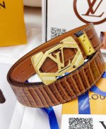 皮带：Lv..路易..威登顶级原单复刻. 腰带：百分百头层牛皮，保证真皮。雕花镂空镶钻石设计24K纯钢扣.永不掉色进口原厂鳄鱼皮纹路.纯手工双线缝制工艺双面两用