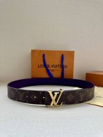4.0宽 Lv Optic 双面腰带聚焦经典 Monogram 图案：一面呈现标志性印花帆布，另一面选用亮色皮革。色彩层叠令 Lv Optic 搭扣倍显瞩目。