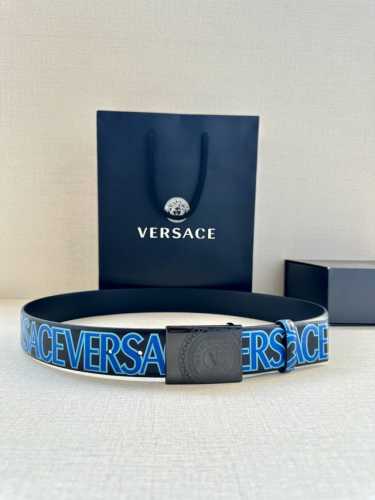 宽度3.8Cm Versace 此款印花腰带采用小牛皮制成，金色搭扣饰有品牌标志性的美杜莎头像！
