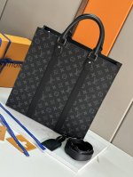 顶级原单原版开发，全钢五金本款 Sac Plat 手袋以 Monogram Eclipse 涂层帆布塑造纤长构型，搭配宽幅饰带，在商务场合彰显潮流风范。加垫内里