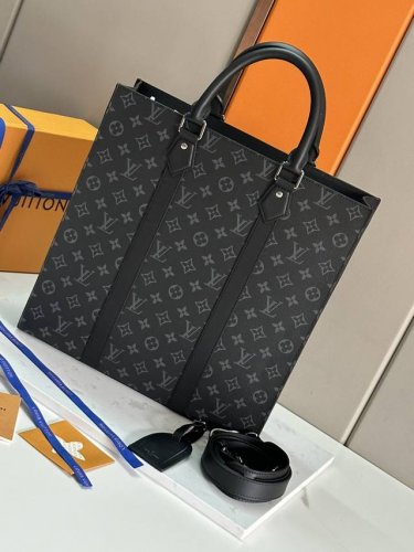 顶级原单原版开发，全钢五金本款 Sac Plat 手袋以 Monogram Eclipse 涂层帆布塑造纤长构型，搭配宽幅饰带，在商务场合彰显潮流风范。加垫内里