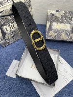 特 这款复古银色饰面黄铜腰带扣是二零二四春季系列新品，展示 Cd Dragon 标志。可与各式 35 毫米腰带搭配，提升格调，打造精致造型。 复古银色饰