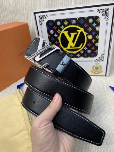品名：Lv..路易..威登原单 材质：原单牛皮腰带 百分百头层牛皮腰带保证真皮，24K纯钢扣，专柜原单品质、做工精细，时尚大牌，送人自用首选 包