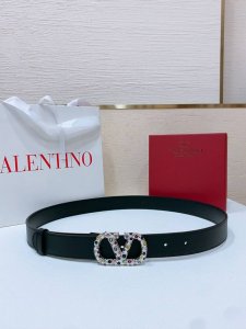 Vlogo Signature搭扣，饰以施华洛世奇仿珍珠 -施华洛钻 花纹搭扣 -进口小牛皮材质 进平纹带身 -宽度：3厘米