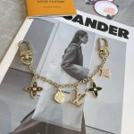 Lv钥匙扣 官网M01188 包包挂饰 Spring Street Chain 包饰将 Monogram 花卉和 Lv 字母等经典元素化为袖珍挂饰，在淡雅色彩和
