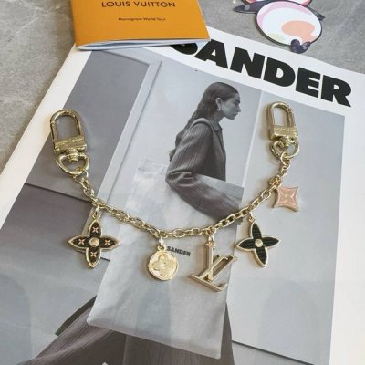 Lv钥匙扣 官网M01188 包包挂饰 Spring Street Chain 包饰将 Monogram 花卉和 Lv 字母等经典元素化为袖珍挂饰，在淡雅色彩和