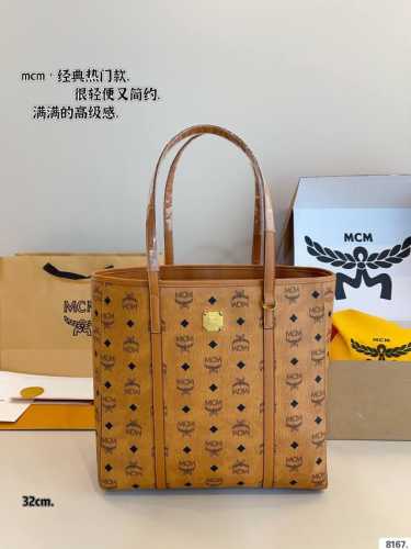 配礼盒. Mcm新品双面购物袋拥有随和的款式，定制版五金配件，经典购物袋 买1得2 可以手提肩背斜挎 特别实用 大家都在追捧的一个款式内里小包可拆卸 特别实用